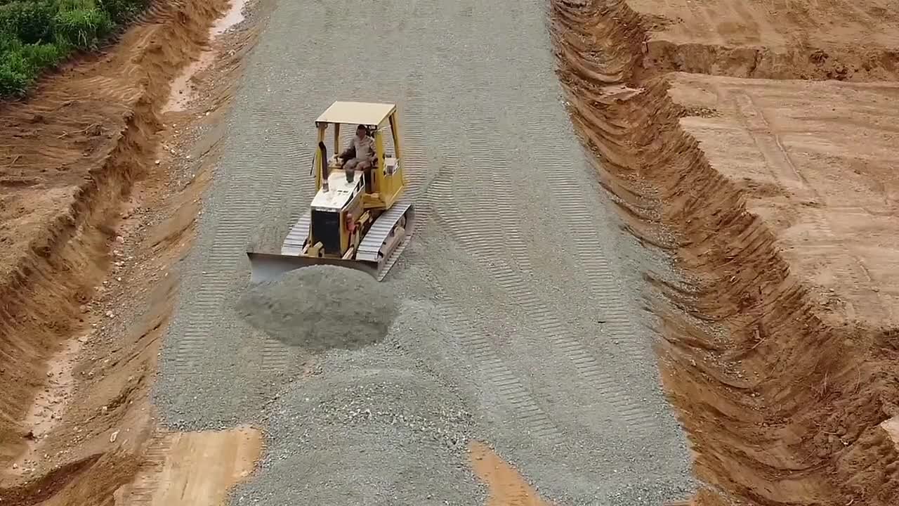 Содержание включает в себя ямочный ремонт, замену верхнего слоя покрытия, восстановление профиля дорог с переходным типом покрытия, восстановление водоотвода, очистку полосы отвода, контроль состояния разметки и дорожных...