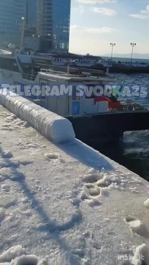 Таинственное судно прибило к причалу на набережной ТОФ во Владивостоке