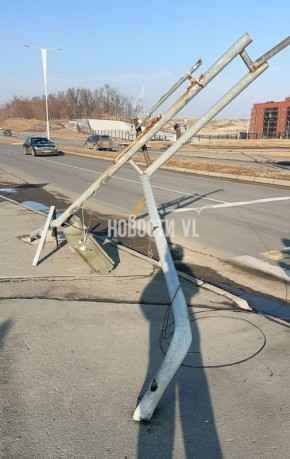 На Русском острове на пешеходном переходе возле остановки «Мини-ТЭЦ» сломана опора светофора