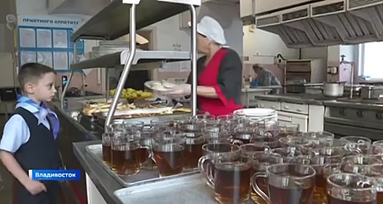 Таракана в тарелке обнаружили дети в столовой одной из школ Владивостока