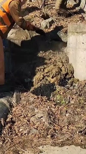 Салфеточный ком весом более тонны парализовал коллектор во Владивостоке