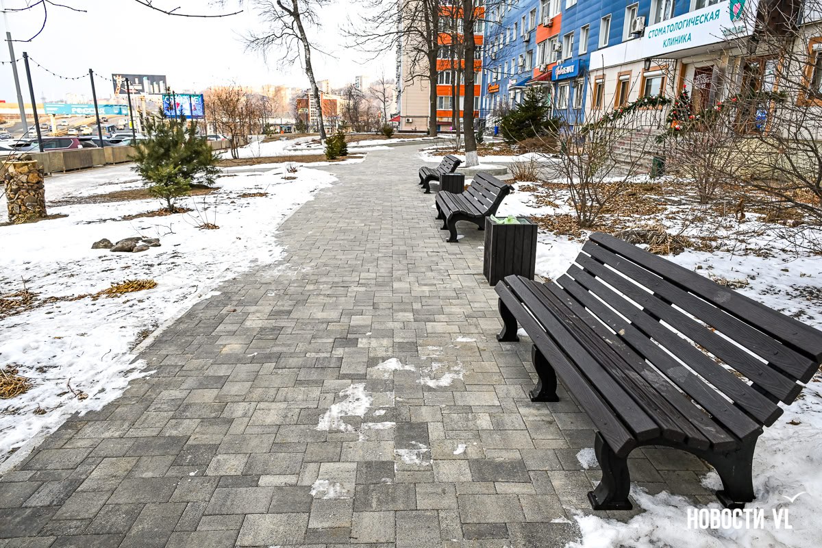 Широкие тротуары, качели и теневые навесы — подрядчик заканчивает благоустройство сквера на Некрасовской Широкие тротуары, качели и теневые навесы — подрядчик заканчивает благоустройство сквера на Некрасовской