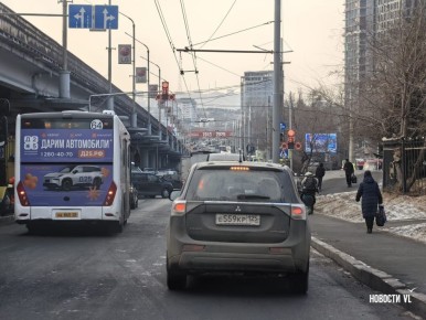 «Полууправляемый хаос»: на перекрёстке Русской и проспекта 100-летия Владивостока подключили светофоры, но продолжают делать дорогу