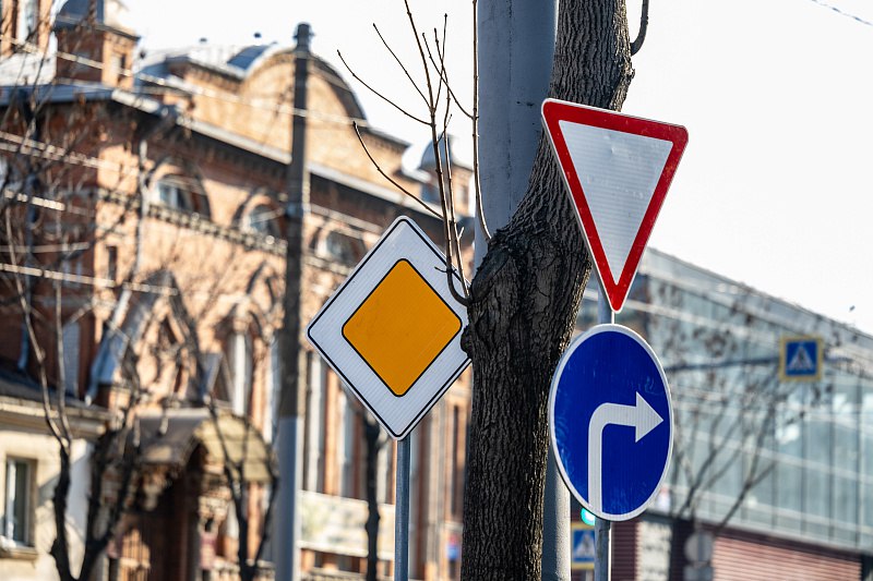 На улицах Владивостока появляются новые дорожные знаки На улицах Владивостока появляются новые дорожные знаки