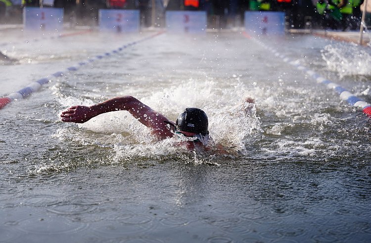 Сборная Приморья успешно стартовала на Кубке России по зимнему плаванию