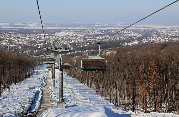 На двух трассах строящегося курорта в Арсеньеве начали работать снежные пушки