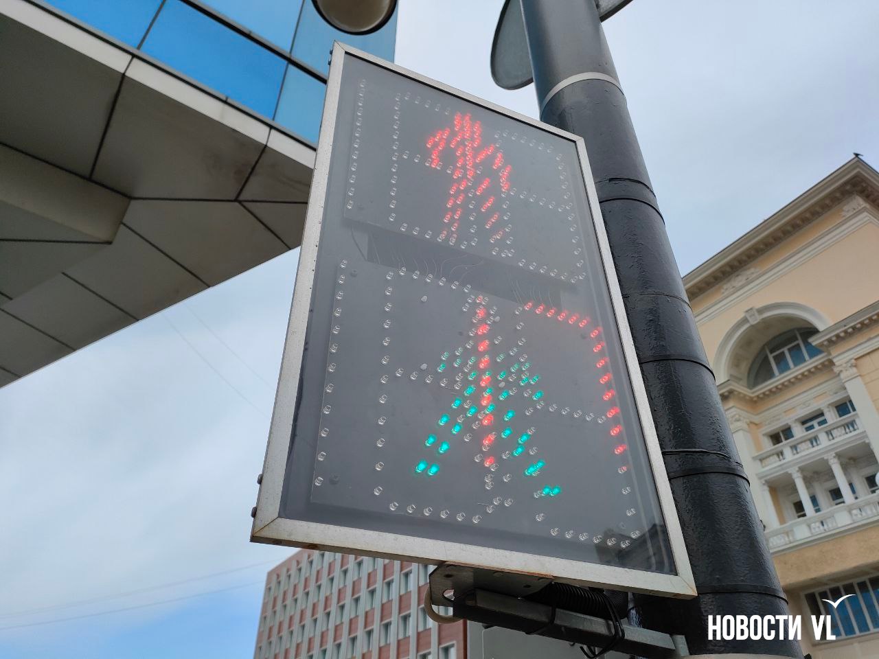 На Океанском проспекте возле Fresh Plaza «чудит» светофор с пешеходной фазой На Океанском проспекте возле Fresh Plaza «чудит» светофор с пешеходной фазой