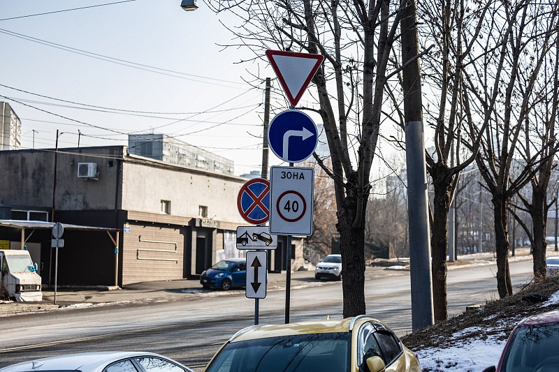 На улицах Владивостока появляются новые дорожные знаки На улицах Владивостока появляются новые дорожные знаки