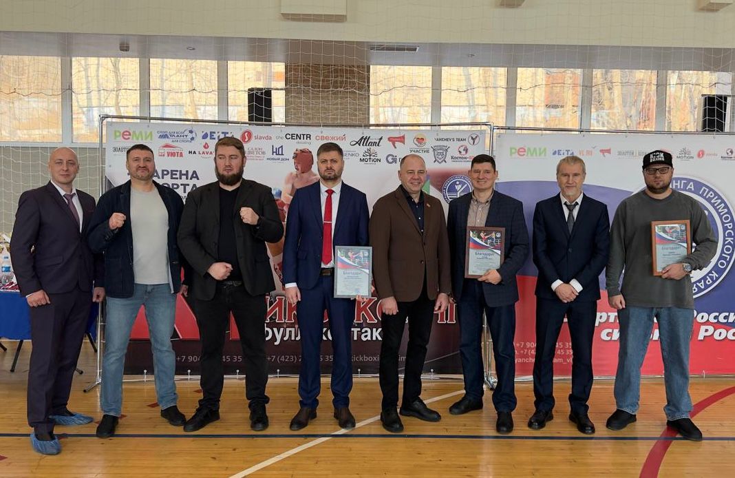 Новый путь к большим победам начали приморские кикбоксёры Новый путь к большим победам начали приморские кикбоксёры