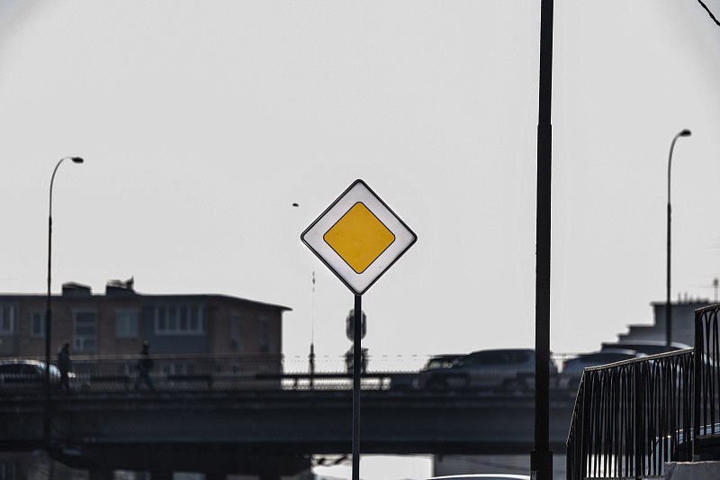 На улицах Владивостока появляются новые дорожные знаки На улицах Владивостока появляются новые дорожные знаки