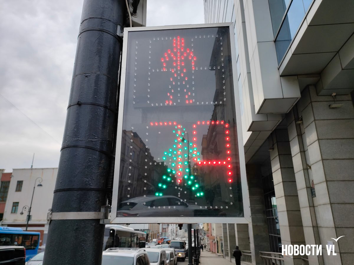 На Океанском проспекте возле Fresh Plaza «чудит» светофор с пешеходной фазой