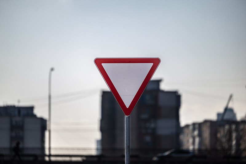 На улицах Владивостока появляются новые дорожные знаки На улицах Владивостока появляются новые дорожные знаки