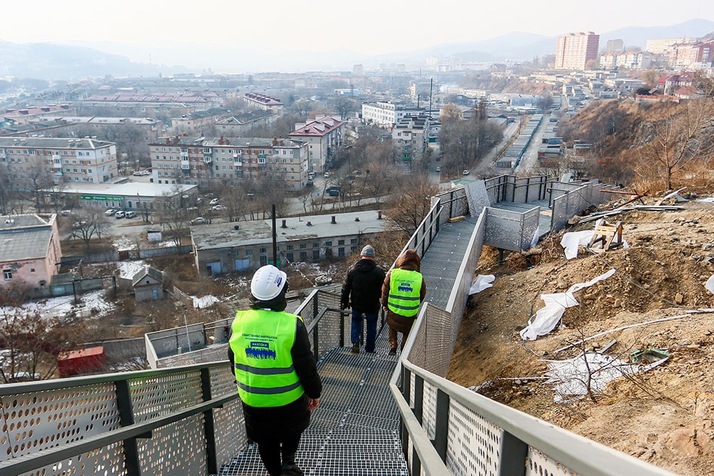 Общественные наблюдатели Находки оценили ход работ в сквере «Панорамный» и на памятнике Победы Общественные наблюдатели Находки оценили ход работ в сквере «Панорамный» и на памятнике Победы