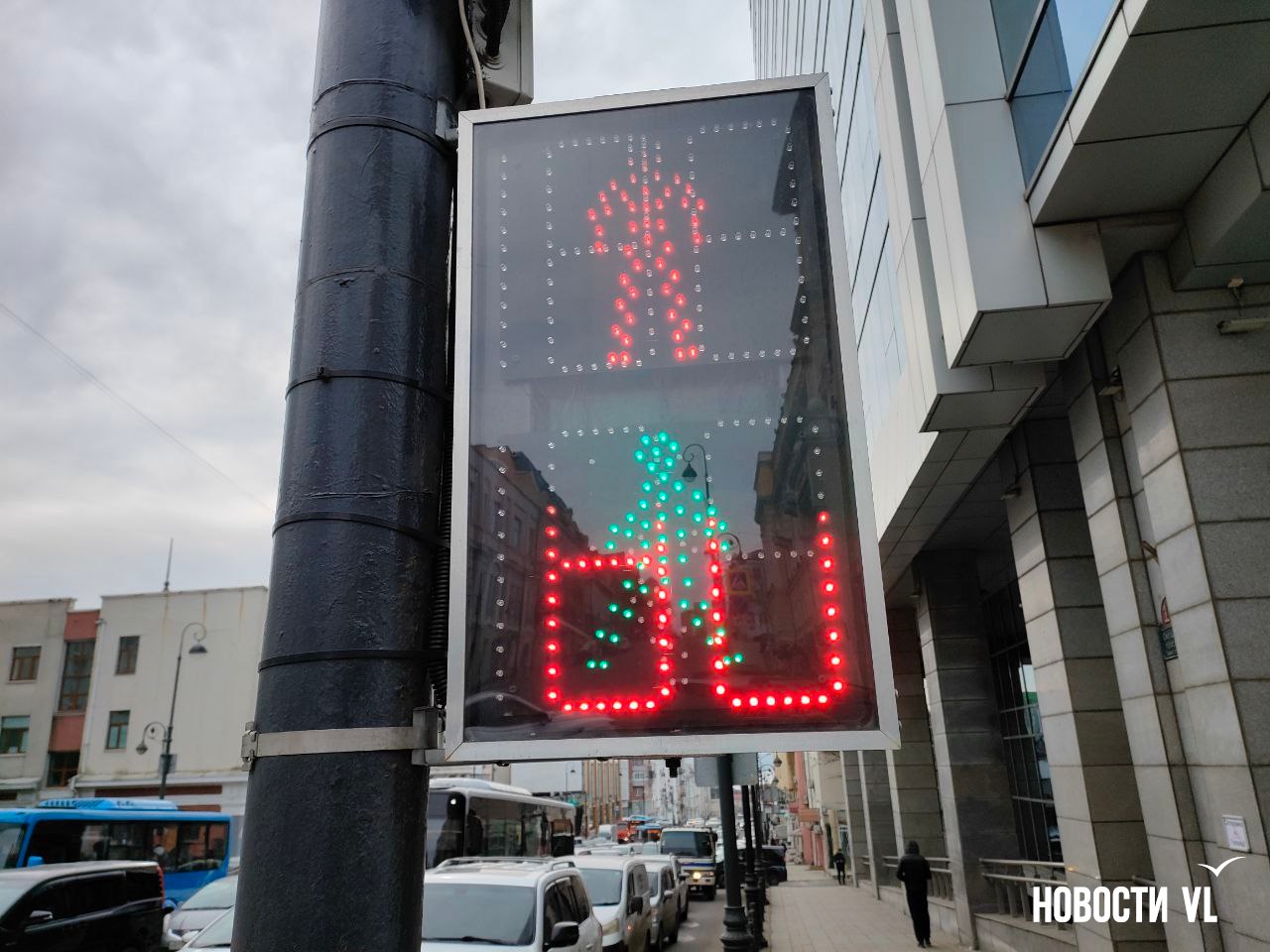 На Океанском проспекте возле Fresh Plaza «чудит» светофор с пешеходной фазой На Океанском проспекте возле Fresh Plaza «чудит» светофор с пешеходной фазой