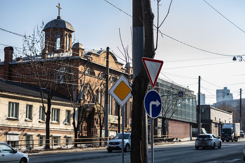 На улицах Владивостока появляются новые дорожные знаки На улицах Владивостока появляются новые дорожные знаки