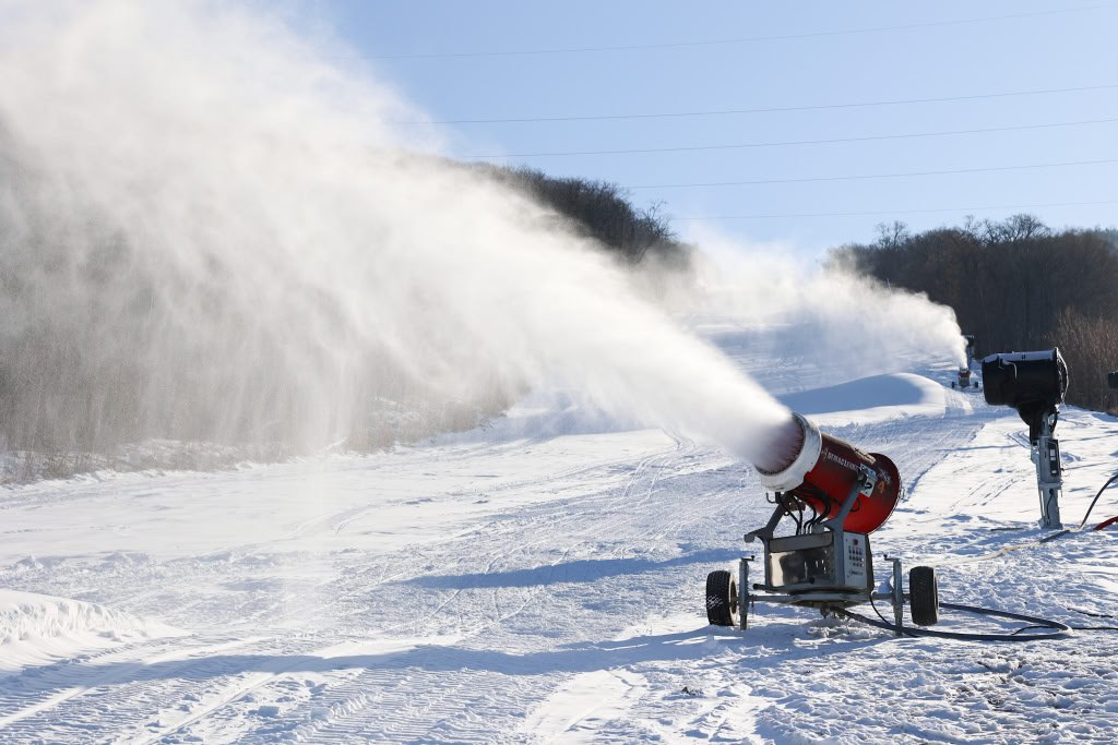 На двух трассах строящегося курорта в Арсеньеве начали работать снежные пушки На двух трассах строящегося курорта в Арсеньеве начали работать снежные пушки
