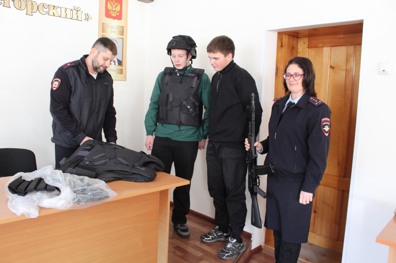 В Дальнегорске Приморского края полицейские провели День открытых дверей для школьников В Дальнегорске Приморского края полицейские провели День открытых дверей для школьников