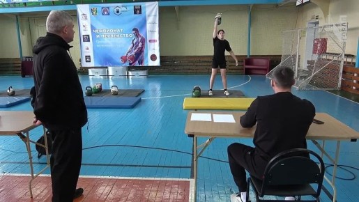 Первенство и чемпионат Приморского края по гиревому спорту собрал в СК "Водник" около полусотни молодых спортсменов от 14 до 23 лет из Владивостока, Артёма, Уссурийска, Фокино и Находки