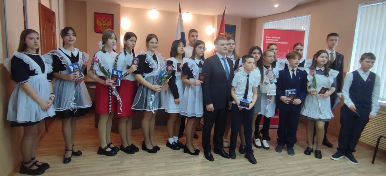 Евгений Корж: Вручил сегодня паспорта нашим школьникам Евгений Корж: Вручил сегодня паспорта нашим школьникам