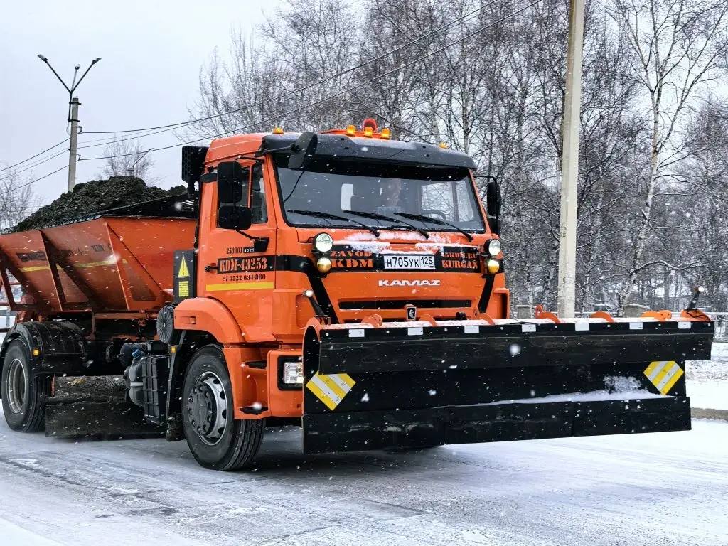 Спецтехника и работники коммунальных служб Находки вышли на расчистку города от снега