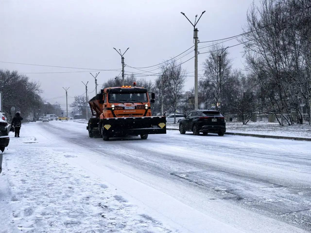 Спецтехника и работники коммунальных служб Находки вышли на расчистку города от снега Спецтехника и работники коммунальных служб Находки вышли на расчистку города от снега