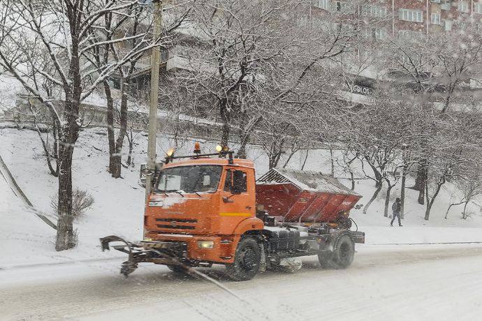 Спецтехника и работники коммунальных служб Находки вышли на расчистку города от снега Спецтехника и работники коммунальных служб Находки вышли на расчистку города от снега