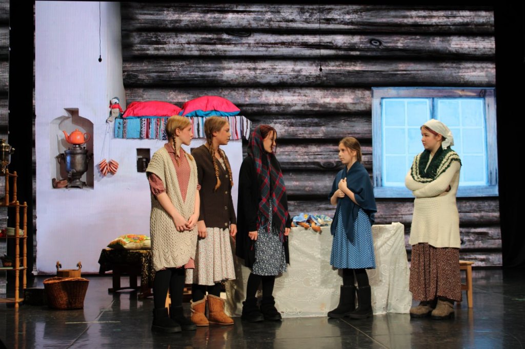 Премьера спектакля «Девочка из города» состоялась в посёлке Врангель Премьера спектакля «Девочка из города» состоялась в посёлке Врангель