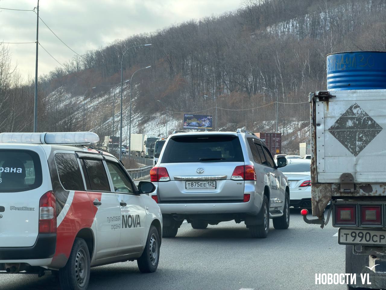На объездной в пробке также застрял автомобиль скорой помощи На объездной в пробке также застрял автомобиль скорой помощи
