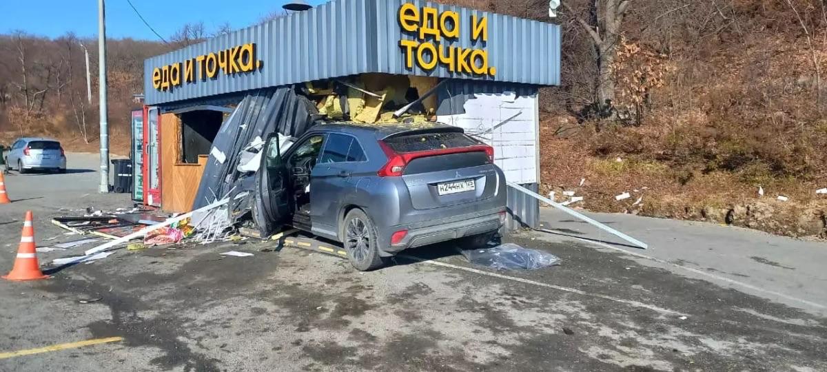 Прокуратура Приморского края выявила 9 незаконно размещенных пит-стопов во Владивостоке и пригороде, а проверки Роспотребнадзора показали многочисленные нарушения санитарно-эпидемиологических требований в придорожных кафе