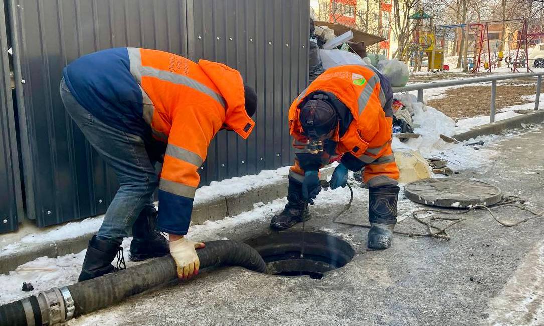 Более 540 метров ливневого трубопровода очистили во Владивостоке с начала декабря Более 540 метров ливневого трубопровода очистили во Владивостоке с начала декабря