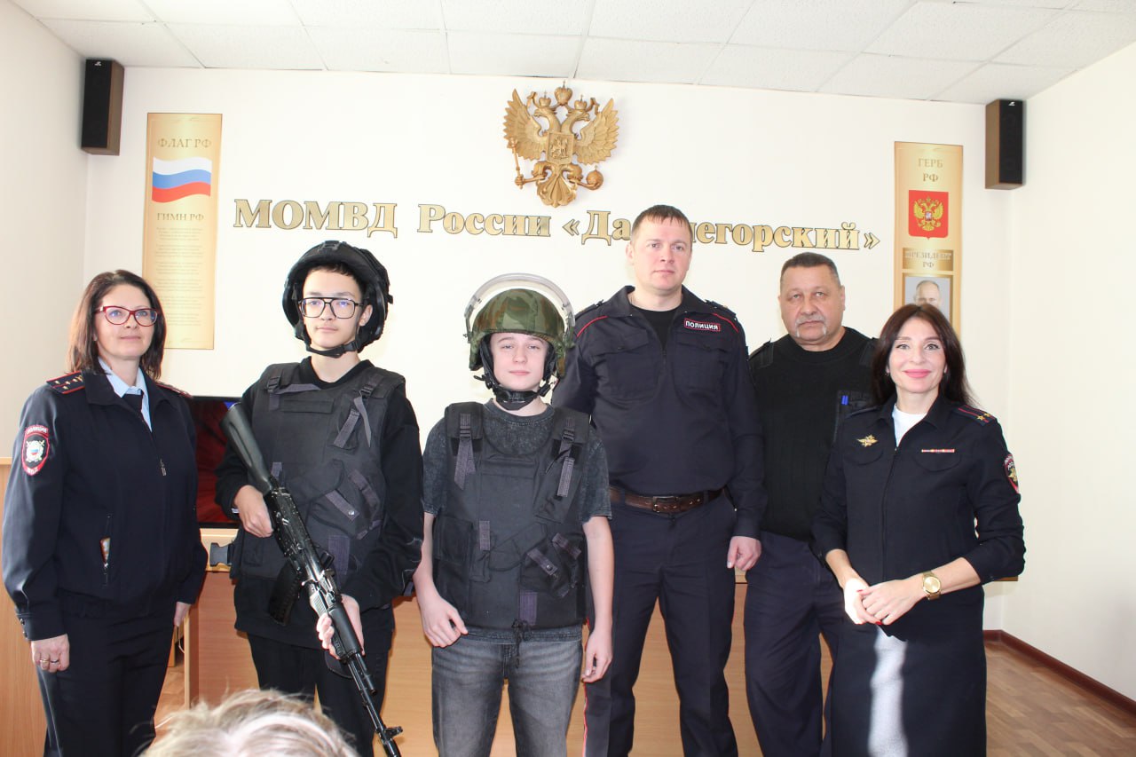 В Дальнегорске Приморского края полицейские провели День открытых дверей для школьников