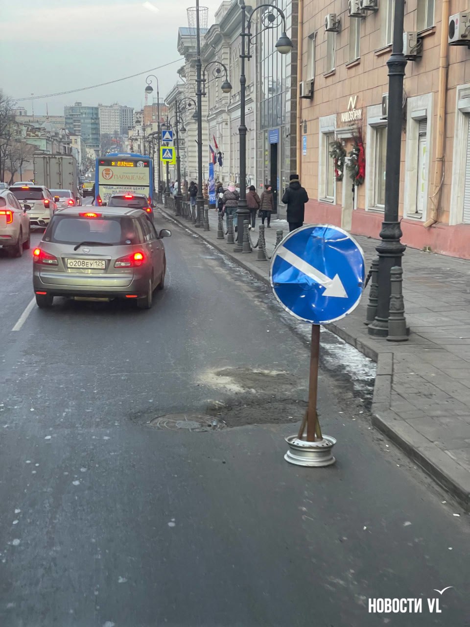 Из-за ямы в районе Серой лошади собралась пробка со стороны жд вокзала Из-за ямы в районе Серой лошади собралась пробка со стороны жд вокзала