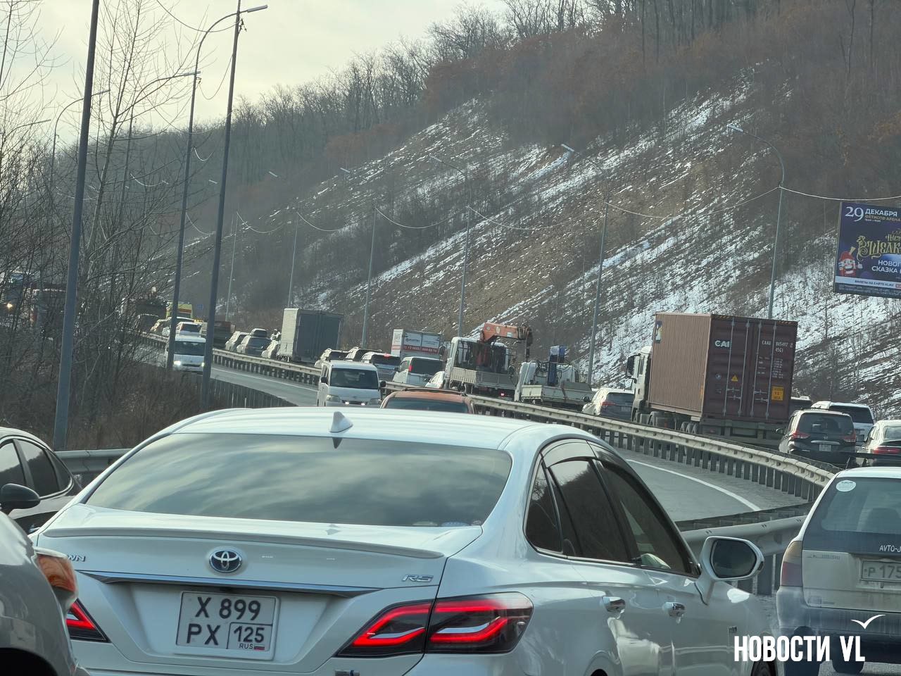 На объездной в пробке также застрял автомобиль скорой помощи На объездной в пробке также застрял автомобиль скорой помощи