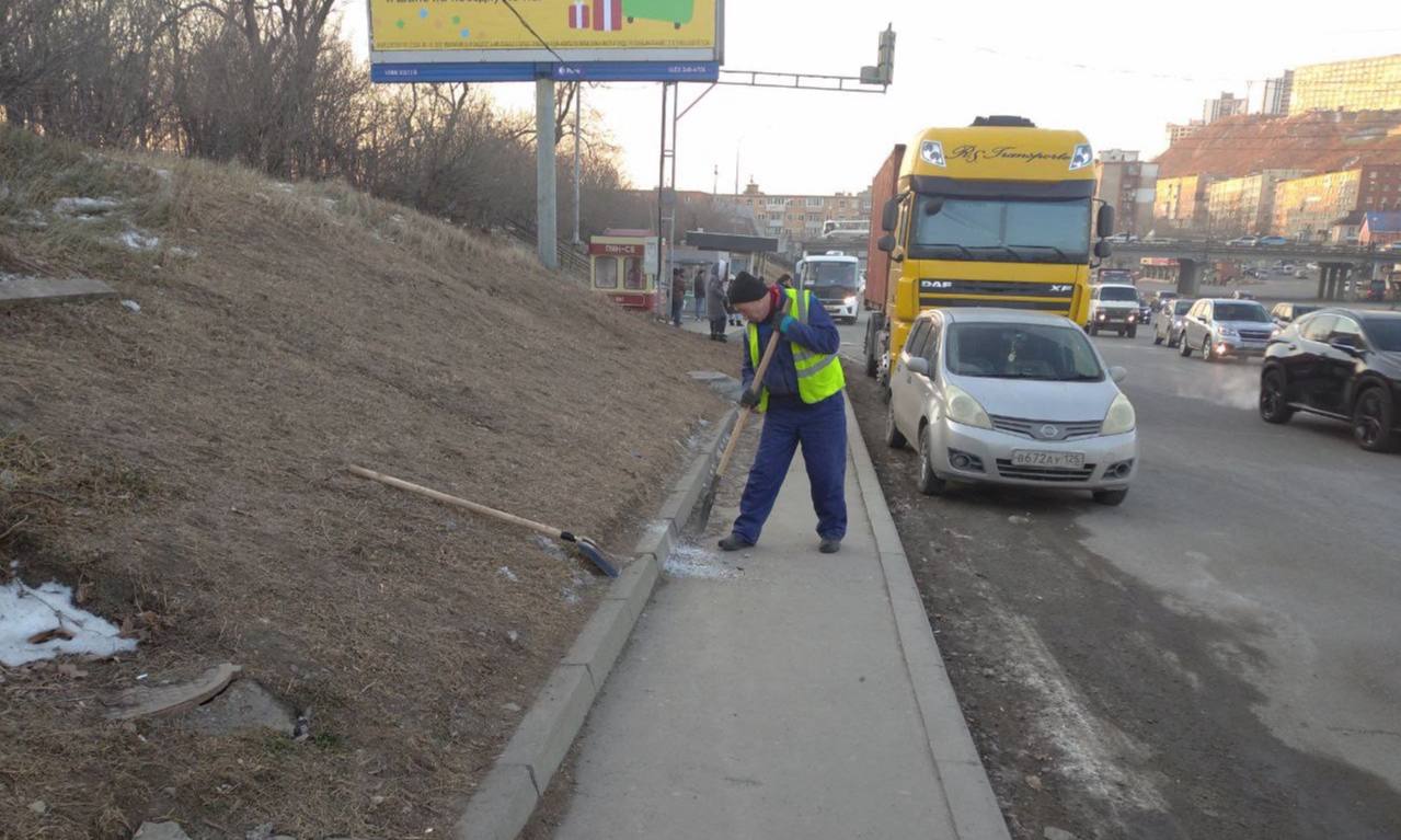 Сегодня во Владивостоке: ремонт знаков и лееров, дорожные работы, демонтаж, промывка ливнёвок и санитарная уборка Сегодня во Владивостоке: ремонт знаков и лееров, дорожные работы, демонтаж, промывка ливнёвок и санитарная уборка