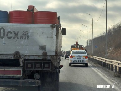 На объездной в пробке также застрял автомобиль скорой помощи