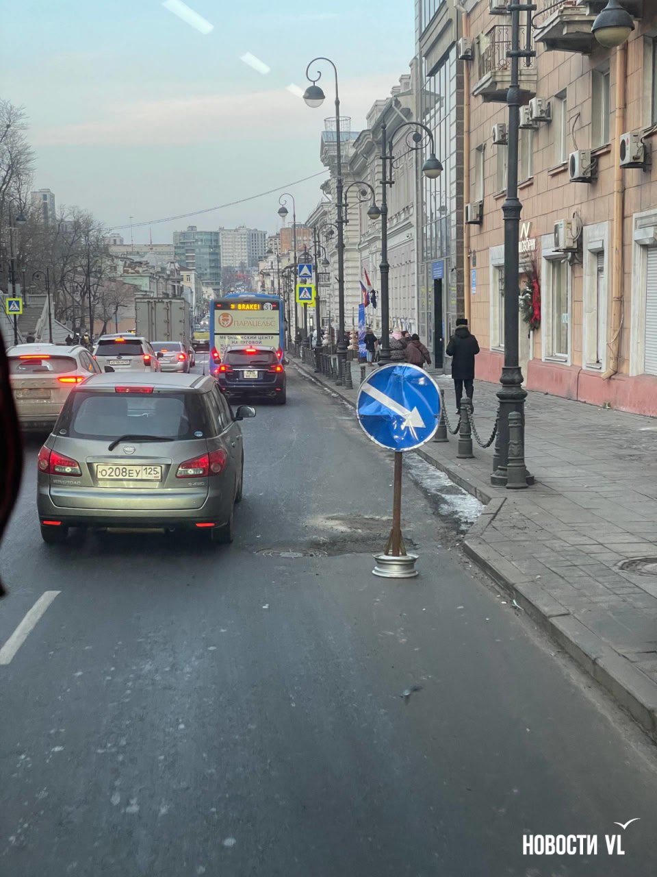 Из-за ямы в районе Серой лошади собралась пробка со стороны жд вокзала