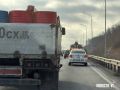 На объездной в пробке также застрял автомобиль скорой помощи