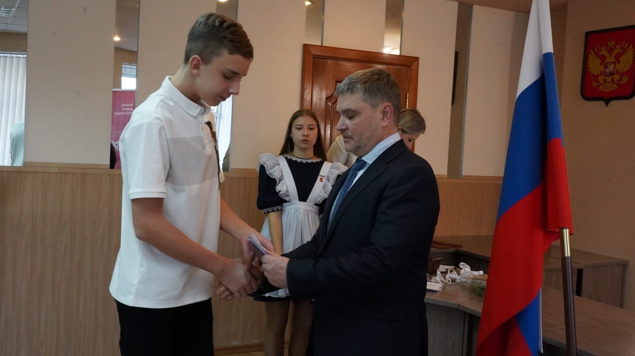 Евгений Корж: Вручил сегодня паспорта нашим школьникам Евгений Корж: Вручил сегодня паспорта нашим школьникам