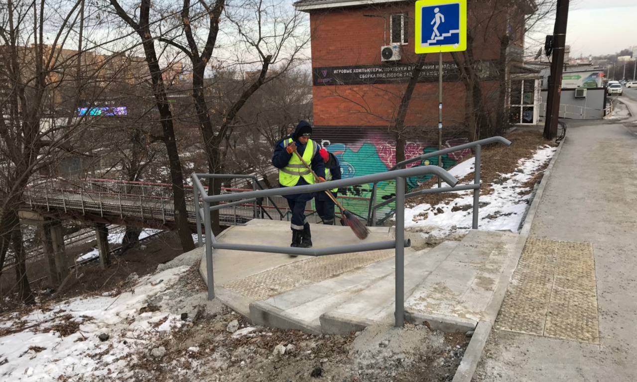 Сегодня во Владивостоке: ремонт дорожных знаков, демонтаж объектов, восстановление ливнёвок и санитарная уборка по районам Сегодня во Владивостоке: ремонт дорожных знаков, демонтаж объектов, восстановление ливнёвок и санитарная уборка по районам