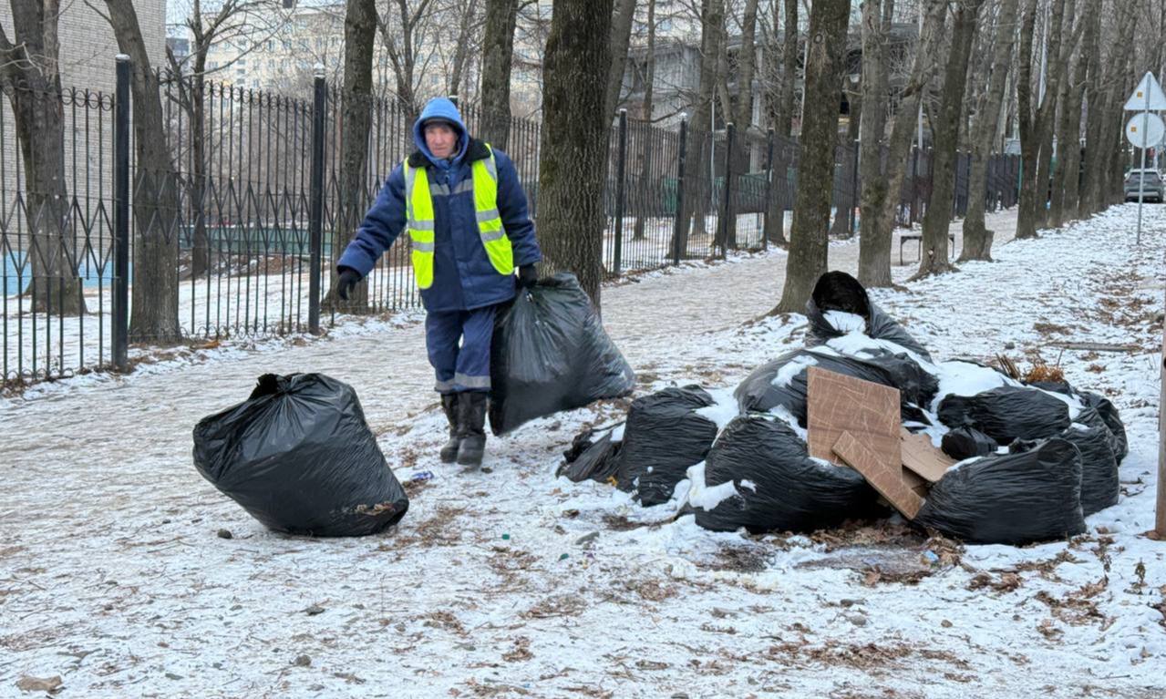 Сегодня во Владивостоке: ремонт дорожных знаков, демонтаж объектов, восстановление ливнёвок и санитарная уборка по районам Сегодня во Владивостоке: ремонт дорожных знаков, демонтаж объектов, восстановление ливнёвок и санитарная уборка по районам