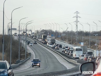 Из-за дорожных работ в районе Нового собралась пробка в сторону низководного моста