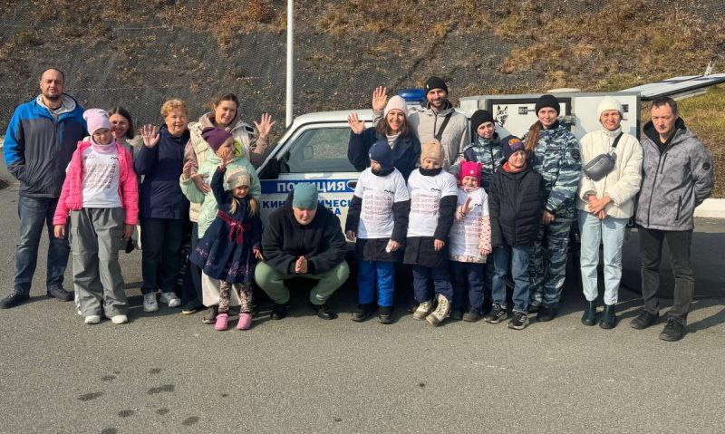 Во Владивостоке сотрудники центра кинологической службы познакомили детей с ограниченными возможностями со своей профессией