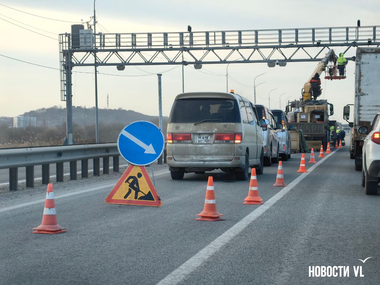 Из-за дорожных работ в районе Нового собралась пробка в сторону низководного моста Из-за дорожных работ в районе Нового собралась пробка в сторону низководного моста