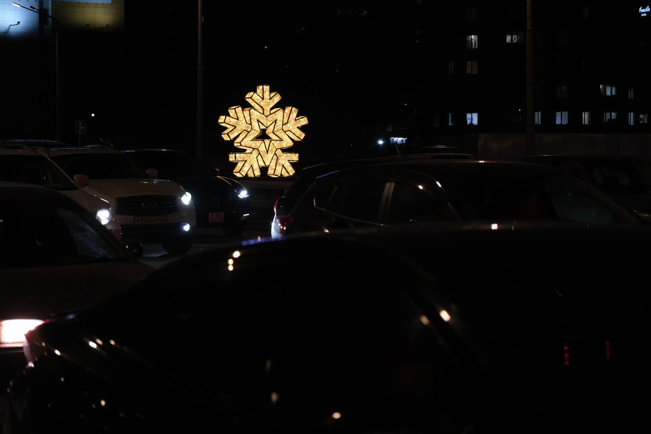 12 снежинок украсили путепровод Владивостока 12 снежинок украсили путепровод Владивостока