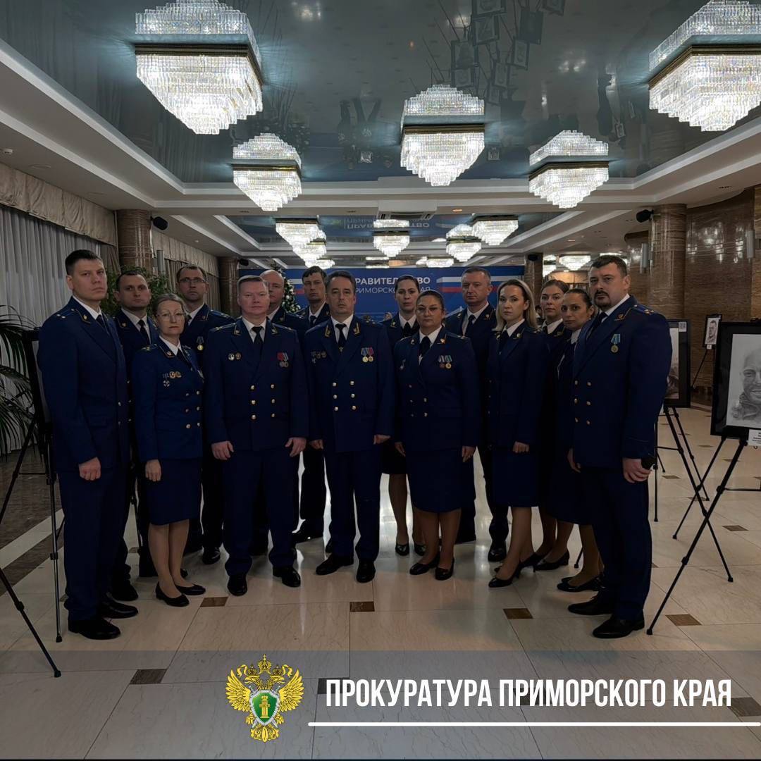 Прокурор края Сергей Столяров посетил региональное Правительство, где состоялась презентация художественно-патриотического проекта «Портрет Героя» Прокурор края Сергей Столяров посетил региональное Правительство, где состоялась презентация художественно-патриотического проекта «Портрет Героя»