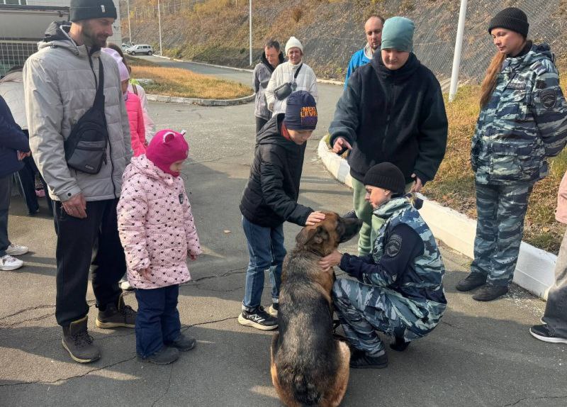Во Владивостоке сотрудники центра кинологической службы познакомили детей с ограниченными возможностями со своей профессией Во Владивостоке сотрудники центра кинологической службы познакомили детей с ограниченными возможностями со своей профессией