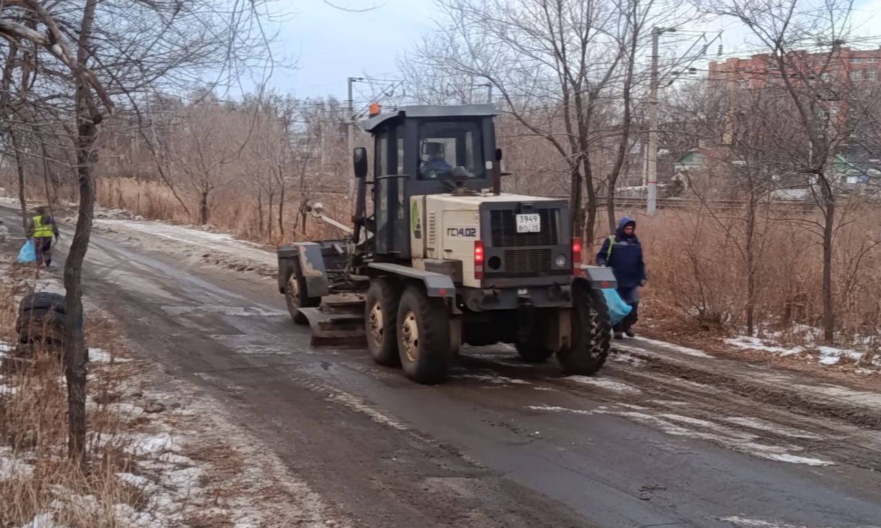 Сегодня во Владивостоке: ремонт дорожных знаков, демонтаж объектов, восстановление ливнёвок и санитарная уборка по районам Сегодня во Владивостоке: ремонт дорожных знаков, демонтаж объектов, восстановление ливнёвок и санитарная уборка по районам