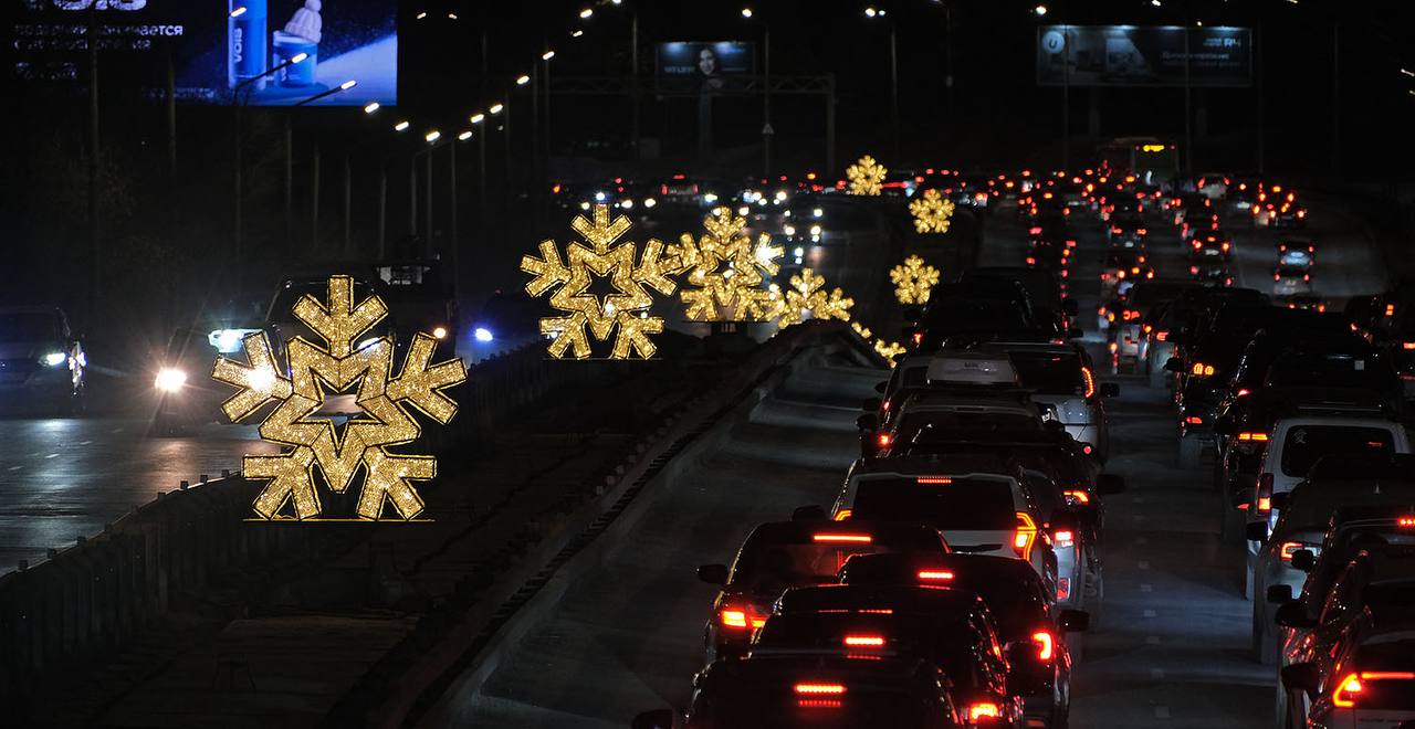 12 снежинок украсили путепровод Владивостока 12 снежинок украсили путепровод Владивостока