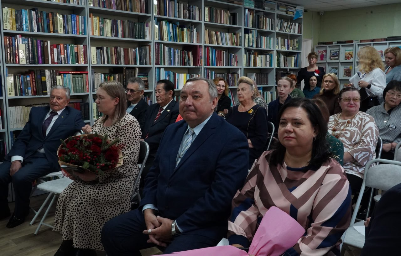 От сердца автора — в историю города: Валентина Децик представила свою книгу о трудовой доблести Уссурийска От сердца автора — в историю города: Валентина Децик представила свою книгу о трудовой доблести Уссурийска