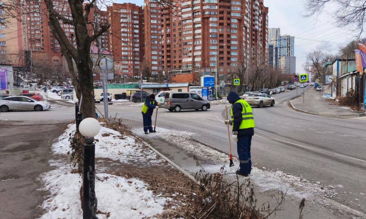 Сегодня во Владивостоке: ремонт дорожных знаков, демонтаж объектов, восстановление ливнёвок и санитарная уборка по районам Сегодня во Владивостоке: ремонт дорожных знаков, демонтаж объектов, восстановление ливнёвок и санитарная уборка по районам